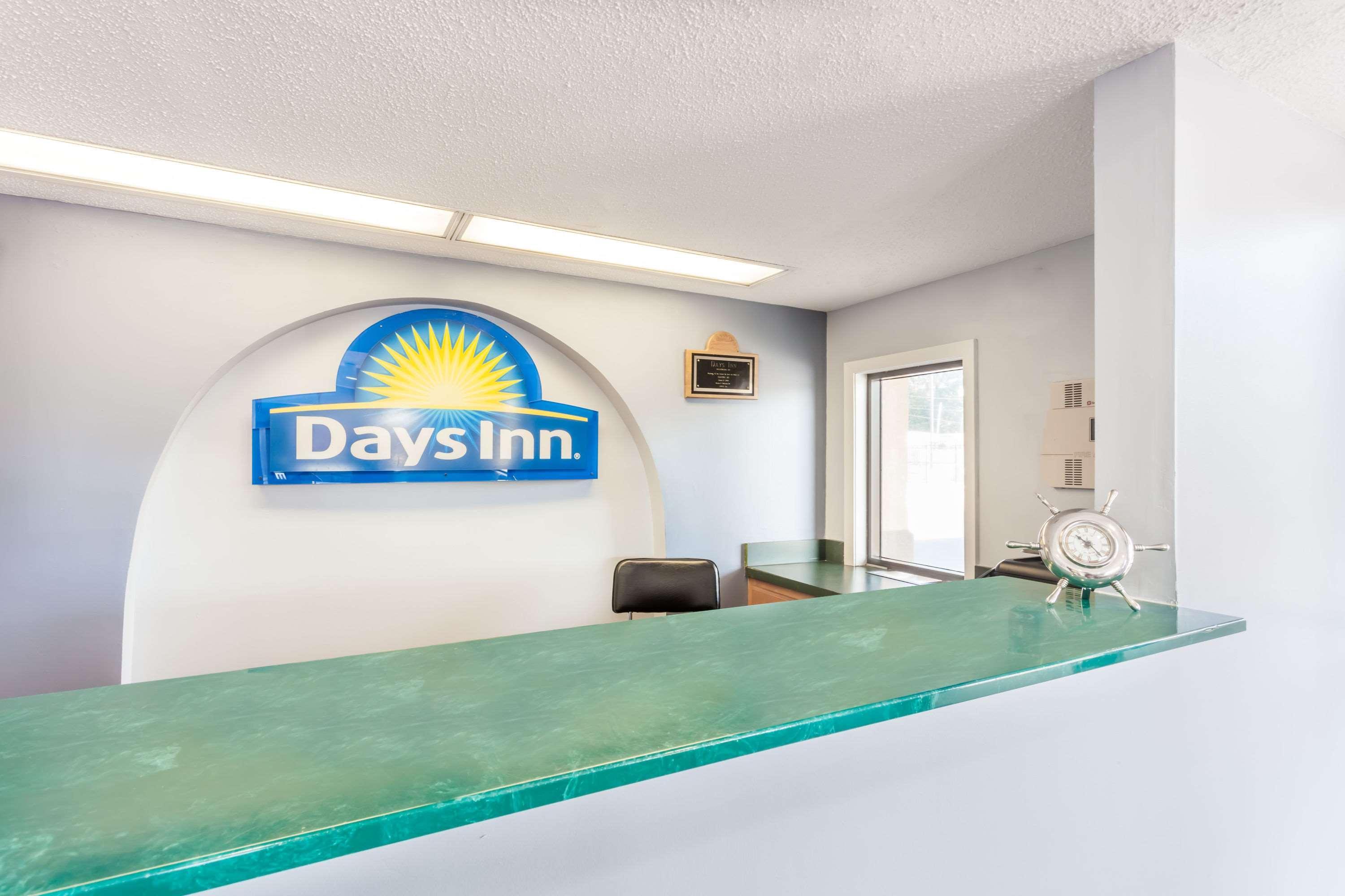 Days Inn By Wyndham Клинтън Екстериор снимка